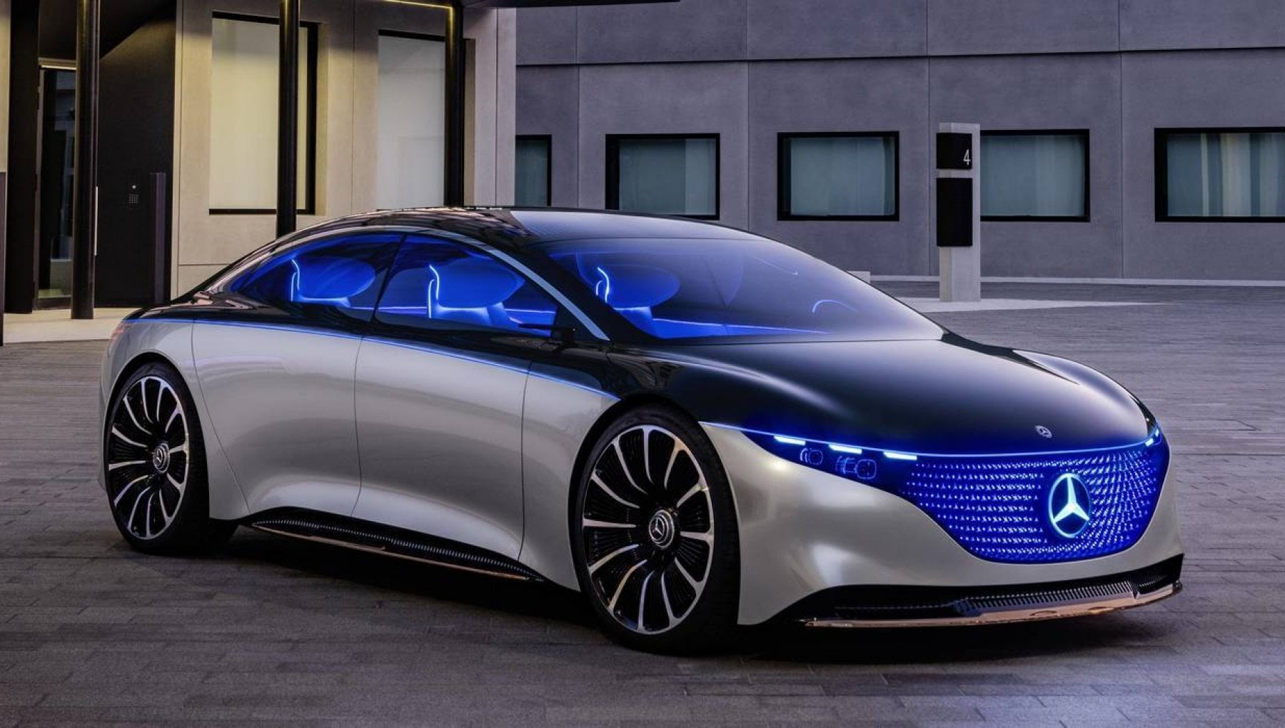 Mercedes Sfida Tesla